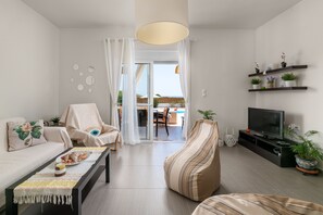 Smart-tv, dvd-spelare, ett bordtennisbord och böcker