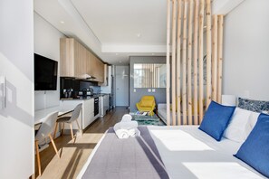 1 chambre, coffre-fort, fer et planche à repasser