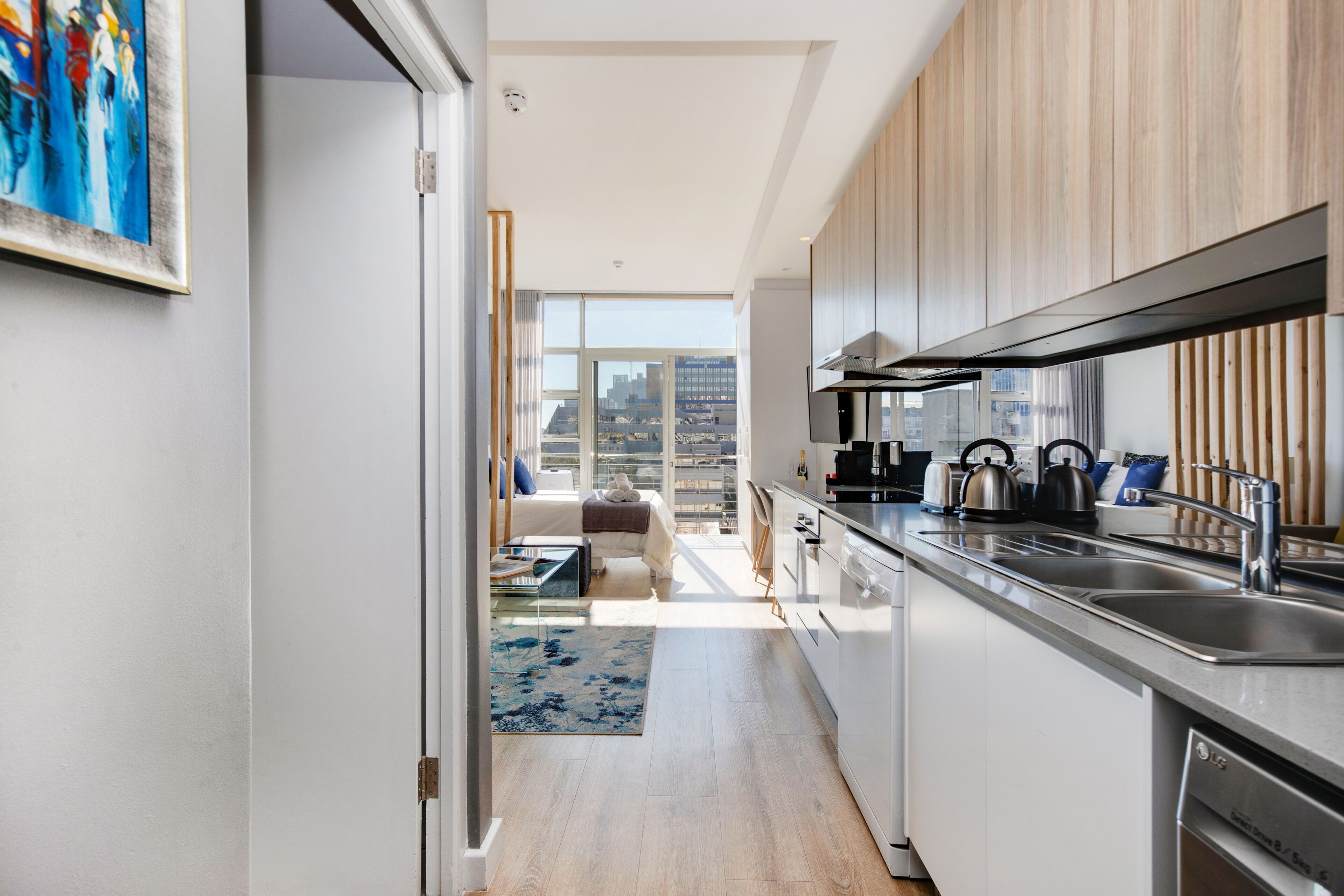 Een koelkast, een microgolfoven, een oven, een kookplaat