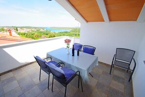 Outdoor dining - Sea view apartment in family house with shared pool (Banjole)