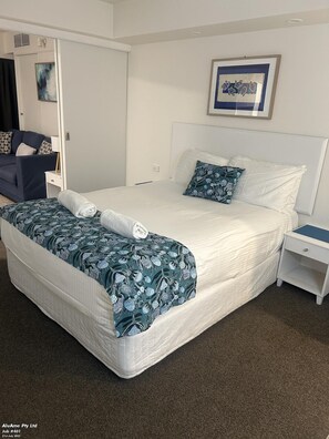 2 bedrooms, iron/ironing board, travel cot, free WiFi - Just Perfect - ocean view escape with free Wi-Fi & Netflix (Golden Beach)