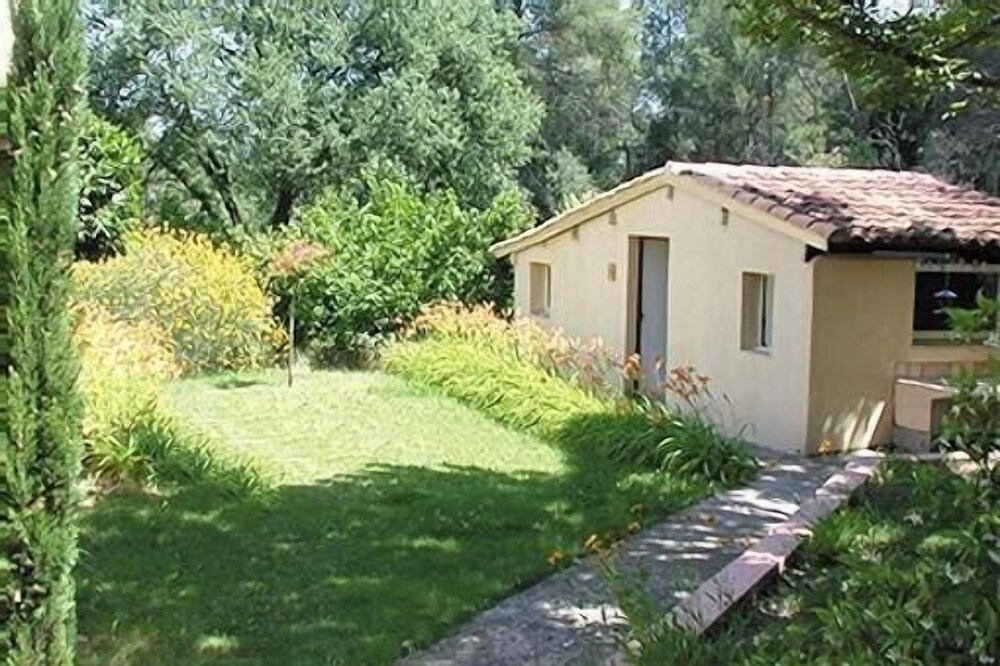 Small, quiet country house with pool, close to the golf