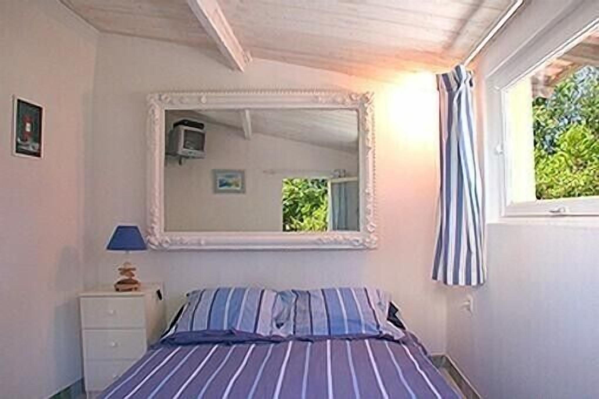 Small, quiet country house with pool, close to the golf