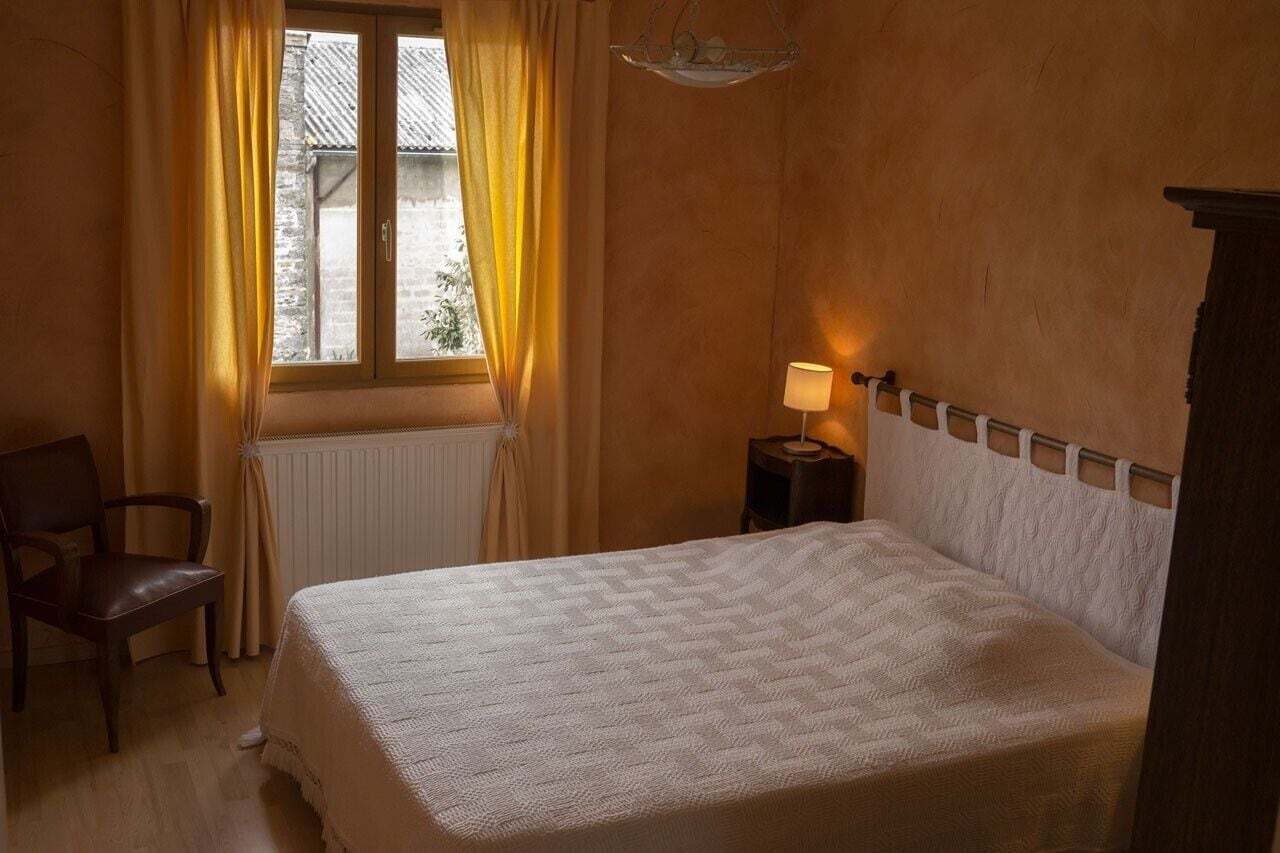 3 bedrooms, soundproofing, iron/ironing board