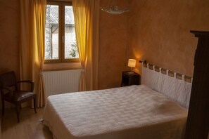 3 bedrooms, soundproofing, iron/ironing board