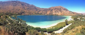 Una spiaggia nelle vicinanze, lettini da mare