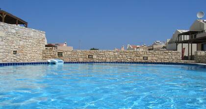 Talo 2-5 hengelle Georgioupolisissa