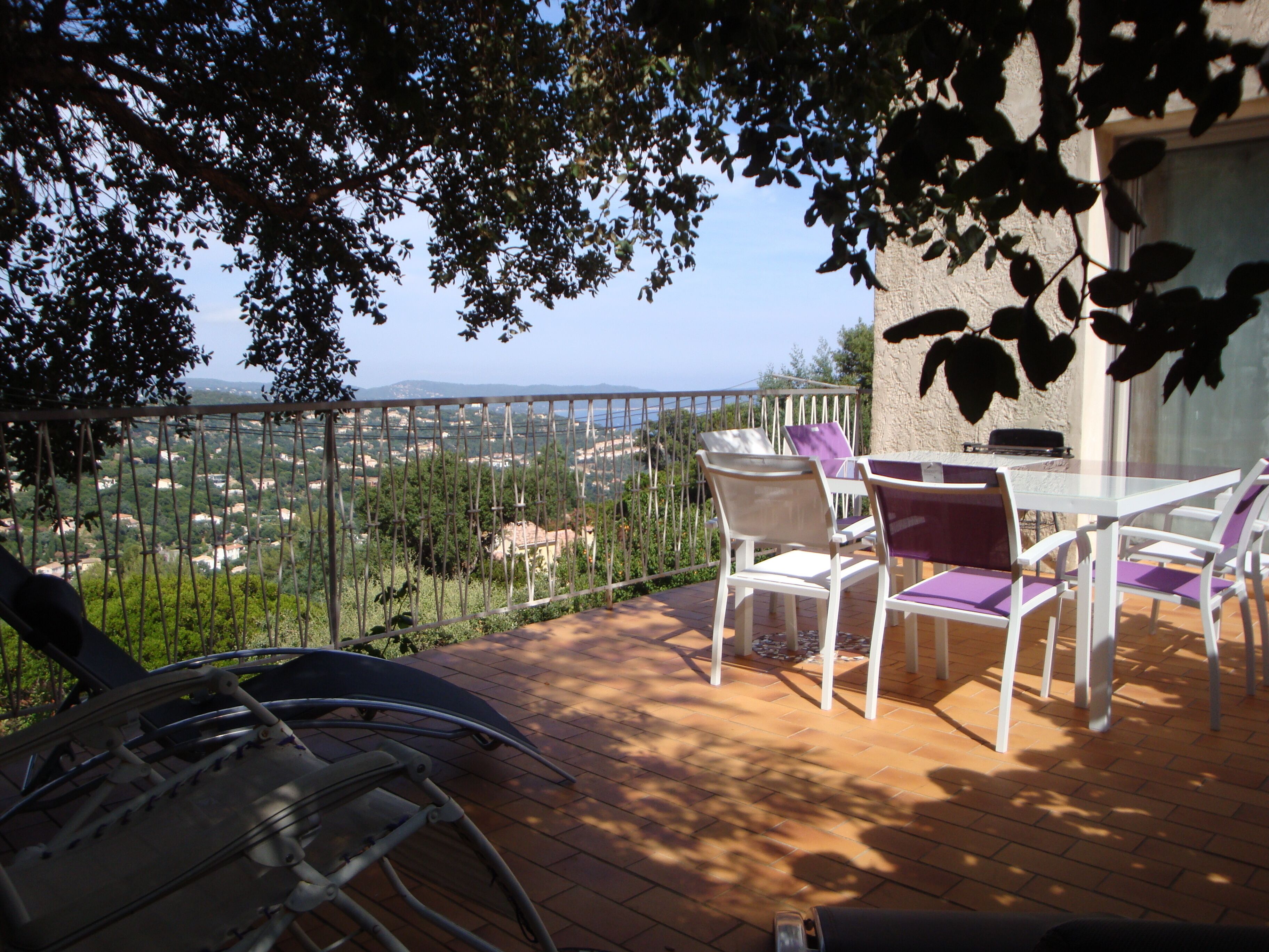 Ocean view apartment in villa located in the quietness of the hills