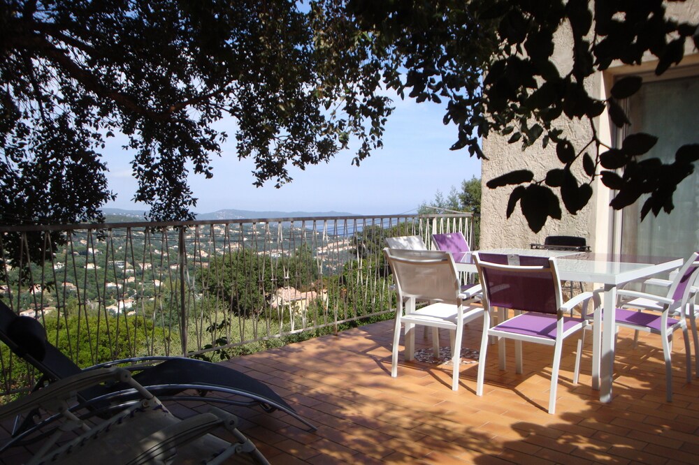 Ocean view apartment in villa located in the quietness of the hills