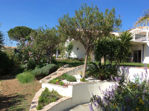 Superbe villa méditerranéenne spacieuse,lumineuse,calme, piscine, jacuzzi, parc,