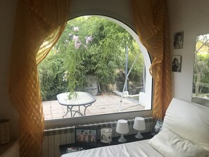 4 habitaciones, escritorio y tabla de planchar con plancha 