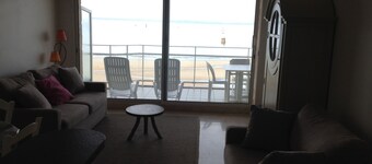 Studio Front De Mer, for 2 adults, facing the beach, free WIFI..,