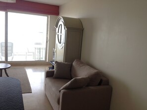 Een televisie en een stereo