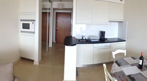 Frigorífic, microones, placa de cuina i cafetera i tetera 