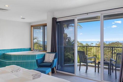 Zaffiro Beach House - accessible, pool, pet-friendly, walk to beach