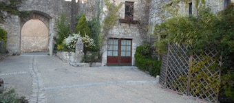 Furnished one-storey villa with 8 sleepings with a private pool