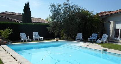 Villa 8 couchages avec piscine privée proche de la riviÚre et du Perigord