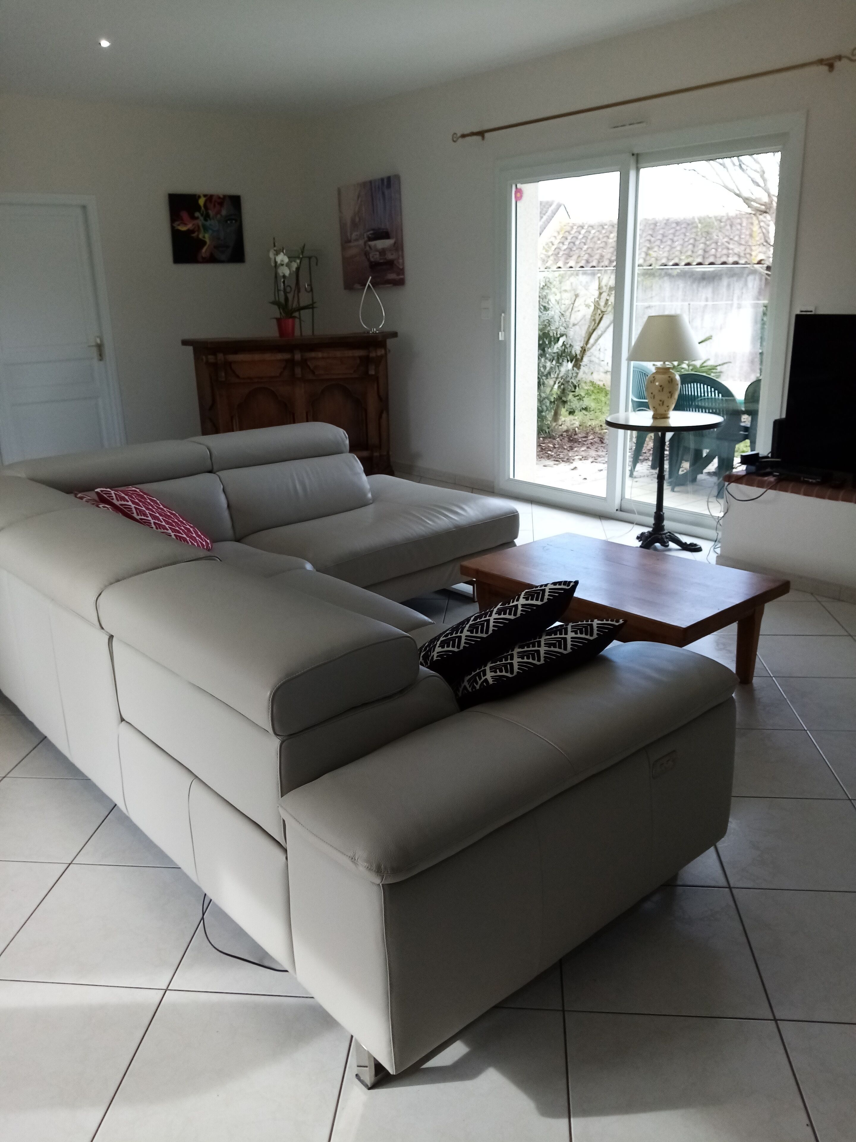 電視、壁爐、DVD 播放機