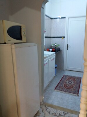 Fridge, stovetop, coffee/tea maker
