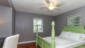 Cottage, 2 slaapkamers, niet-roken | 2 slaapkamers, een bureau, een strijkplank/strijkijzer, gratis wifi