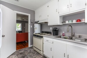 Chaumière, 2 chambres, non-fumeur | Cuisine privée | Réfrigérateur grande capacité avec congélateur, four à micro-ondes