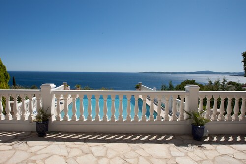 Villa with solar-heated 7m x 14m pool with splendid sea view