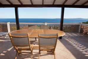 Outdoor dining - Villa with solar-heated 7m x 14m pool with splendid sea view (Roquebrune-sur-Argens)