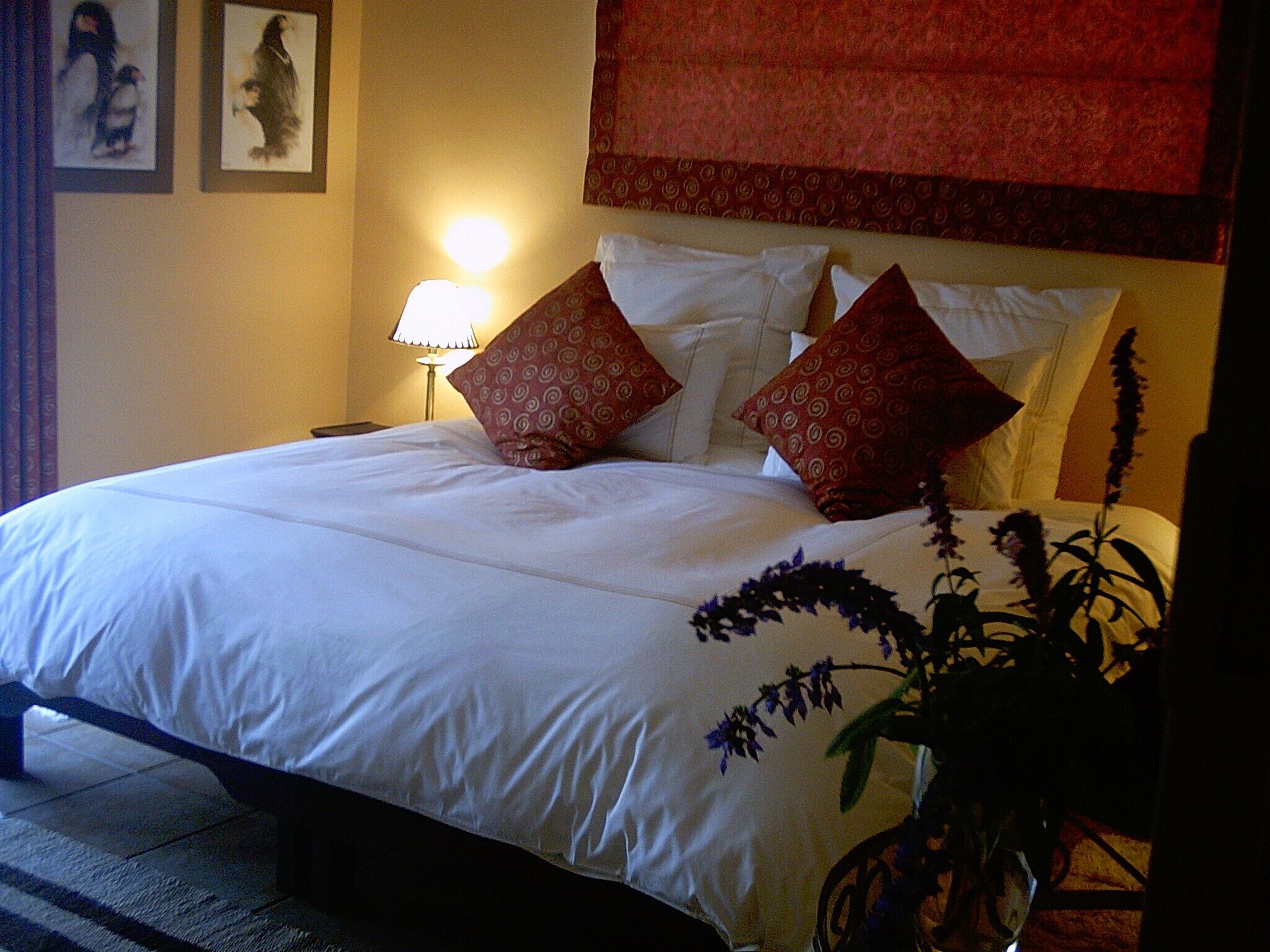 Self catering unit bordering golf course with majastic mountains above