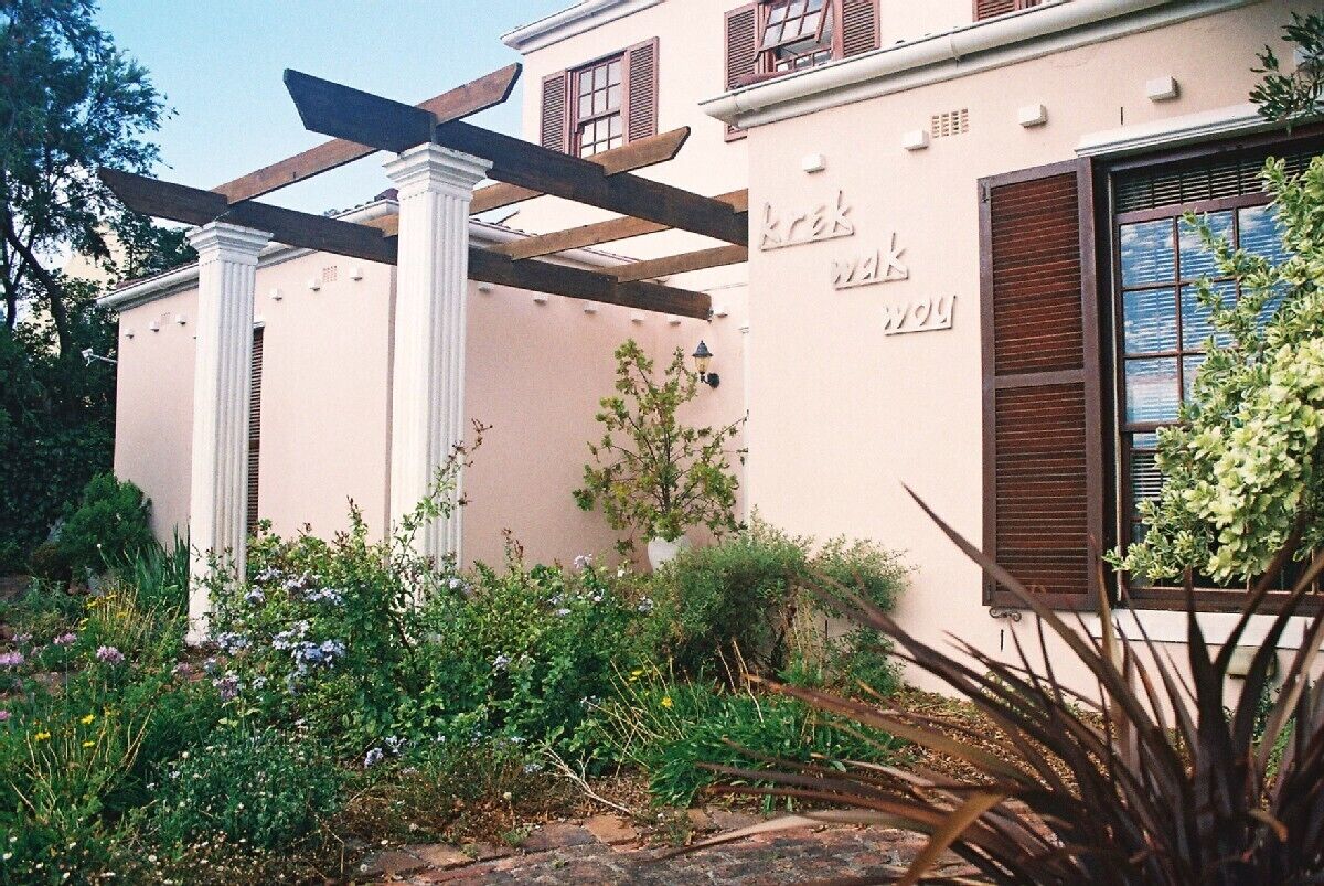 Self catering unit bordering golf course with majastic mountains above