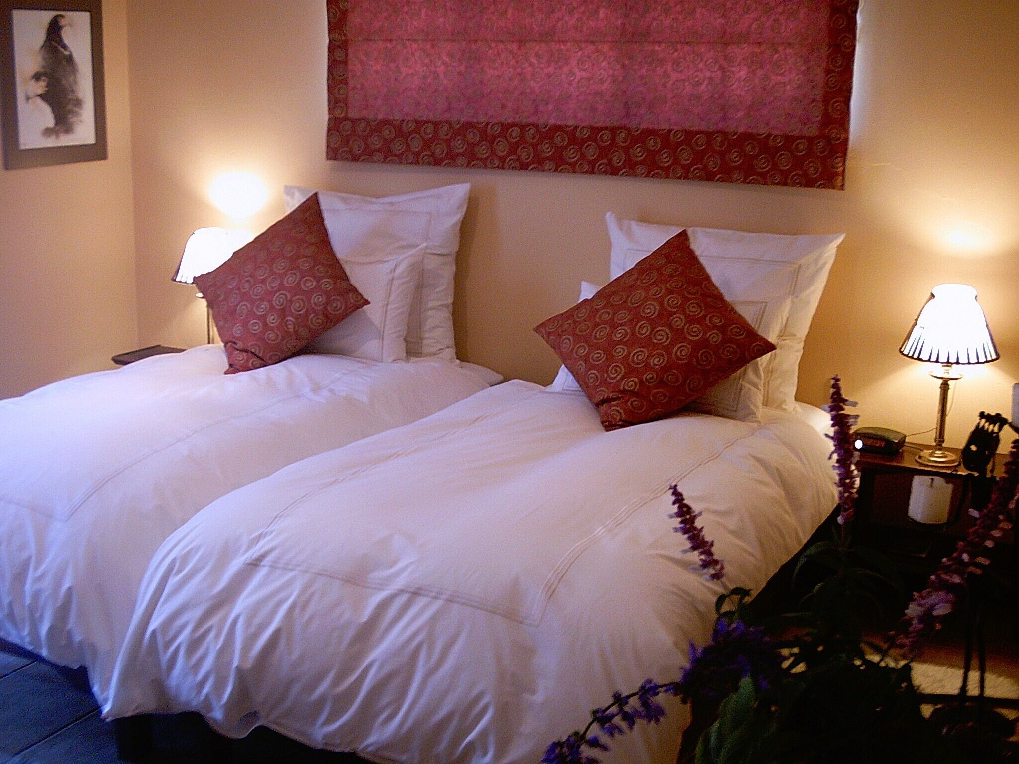 Self catering unit bordering golf course with majastic mountains above