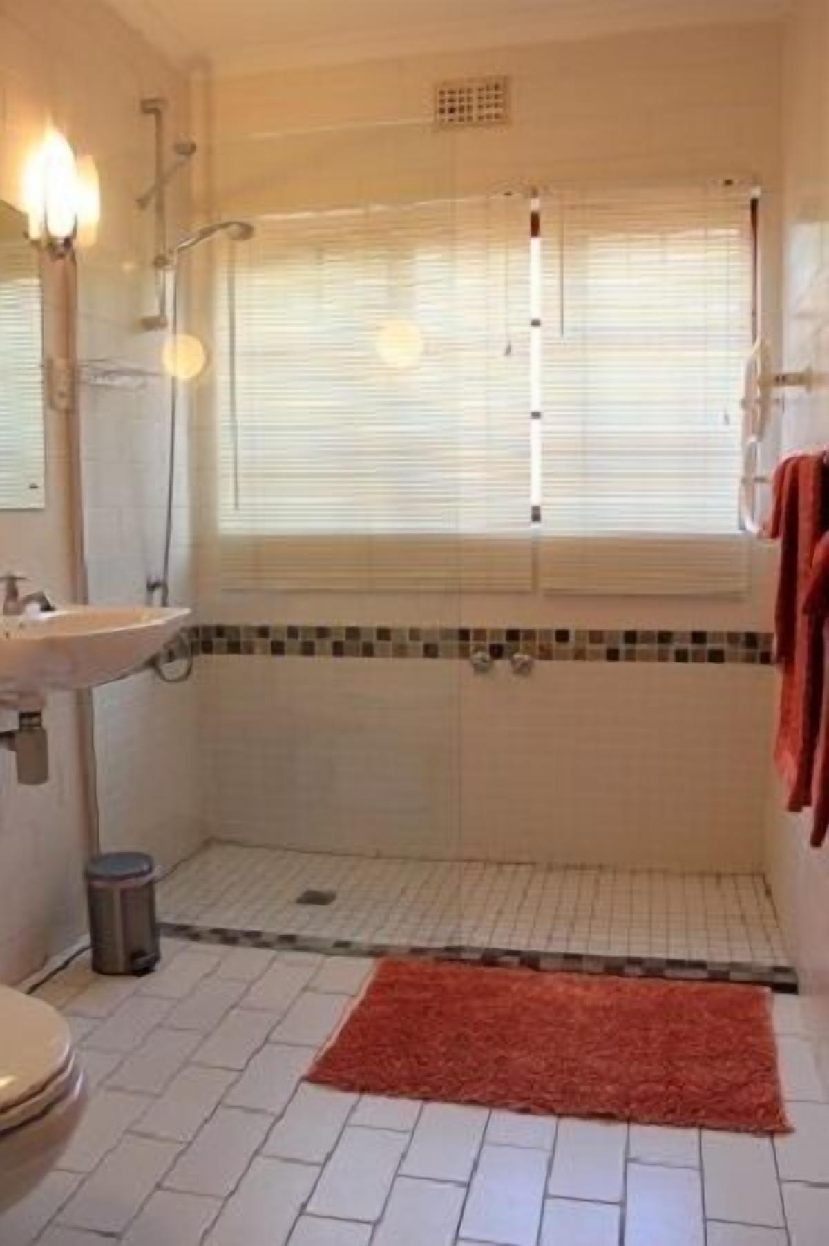 Self catering unit bordering golf course with majastic mountains above