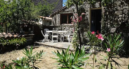 Maisons de montagne typiques dans petit village tranquille 30mn Ajaccio