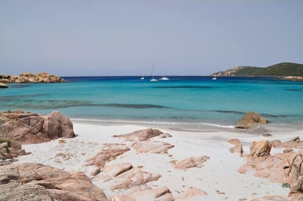 Plage à proximité, chaises longues