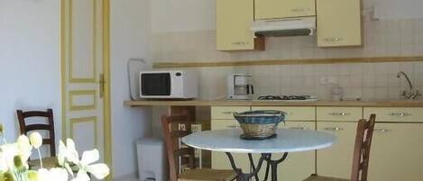 Cafetera y tetera, refrigerador, microondas y parrilla de estufa