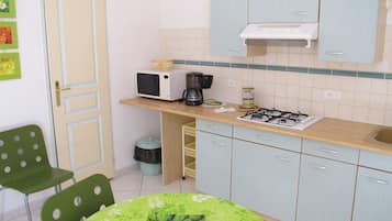 Réfrigérateur, micro-ondes, plaque de cuisson, cafetière/bouilloire