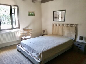 4 bedrooms, iron/ironing board, WiFi
