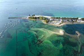 An aerial view of a coastal resort with clear waters, a sandy beach, and a pier. - Pleasant lodging near beach and Cape Coz Centre FOUESNANT 1 Km (Fouesnant)