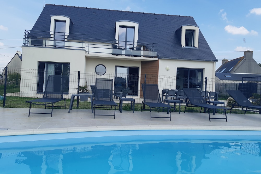 Design villa, heated and private pool 300 m away from the sea in para-hotellerie