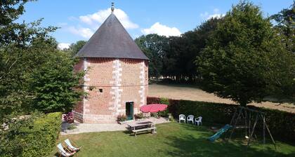 Quiet, unusual, private swimming pool, bucolic garden with trees, surrounded by meadows