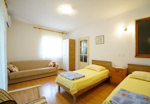 Soundproofing, iron/ironing board, WiFi, bed sheets - Apps Maria: place to spend holidays with friends & family in Split (Croatia) (Podstrana)