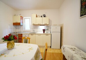 Fridge, oven, stovetop, coffee/tea maker - Apps Maria: place to spend holidays with friends & family in Split (Croatia) (Podstrana)