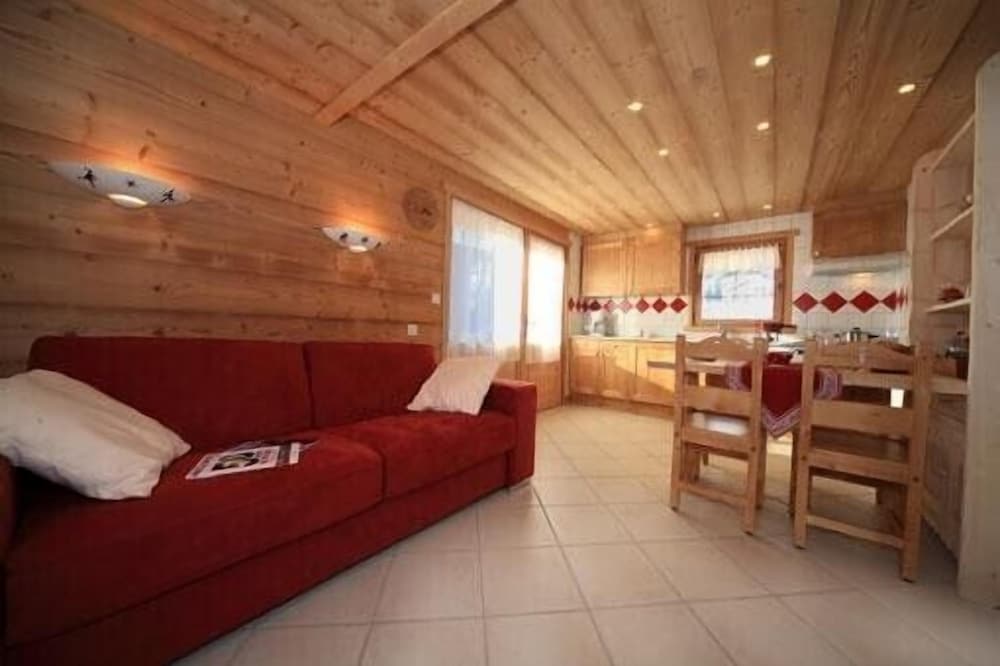 CUTE 2 ROOMS SITUATED IN FOOT TRACK CHINAILLON LE GRAND BORNAND