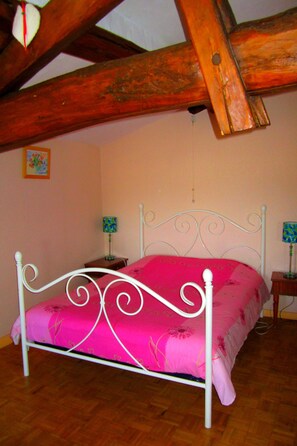 4 chambres, fer et planche à repasser, acc ès Internet