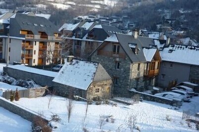 T2 apartment for 2 to 4 people in the heart of the village, IDEAL FOR CURISTS.