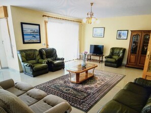 Fernseher, DVD-Player, Stereoanlage