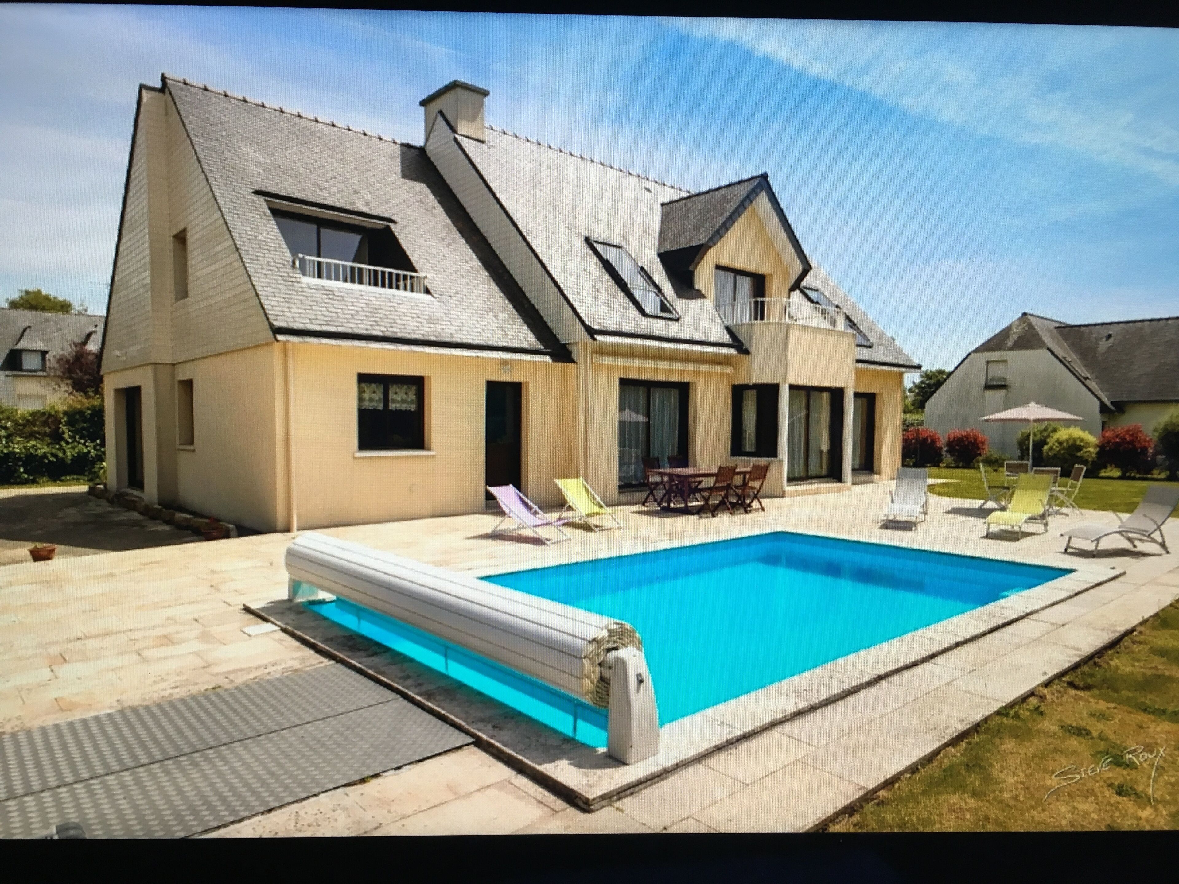 Utendørsbasseng og et oppvarmet basseng