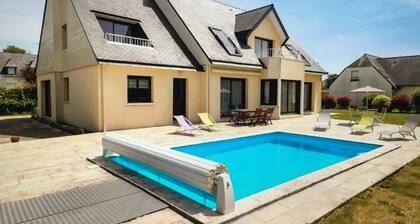 Maison 12 ou 14personnes en bord de mer, climatisée ,avec piscine chauffée.