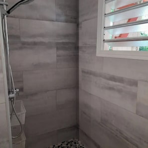 تجهيزات دش، مجففات شعر، مناشف، صابون