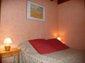 3 chambres, fer et planche à repasser, lit parapluie