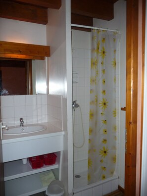 Ensemble douche/baignoire, sèche-cheveux